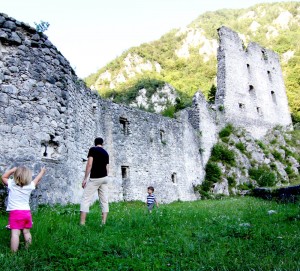 wandelen naar een kasteel bij Radovljica in Slovenië. archief Turizem Radovljica