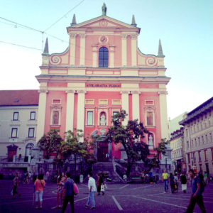 kerk in centrum van de hoofdstad; foto bron Ana Vugrin