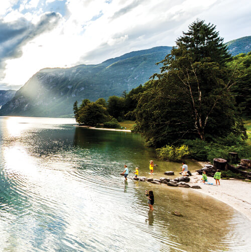 zwemmen in Bohinj, de grootste meer van Slovenië; bron Turizem Bohinj