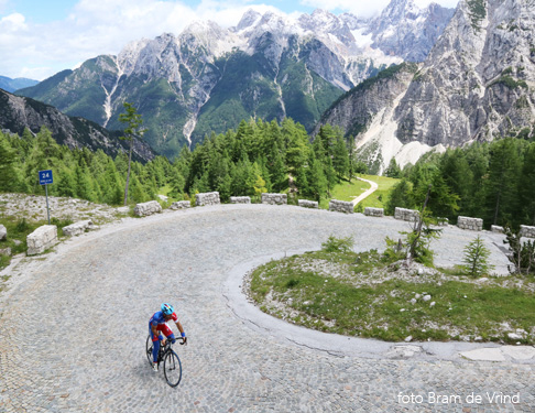 fietsen in de bergen van Slovenië; bron Bram de Vrind