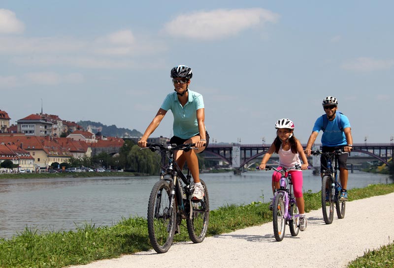 kolesarjenje ob dravi, maribor, cycling along river, drava, ales fevzer, bron Maribor tourism, mijnslovenie