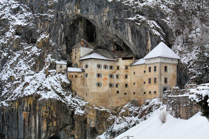 kasteel Predjama in winter in Slovenie