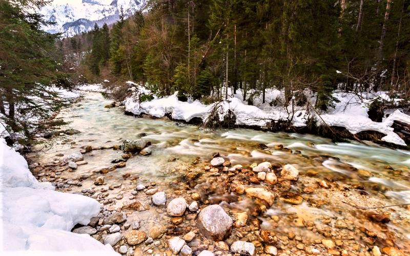 winterwandeling rivier in Slovenie sneeuw