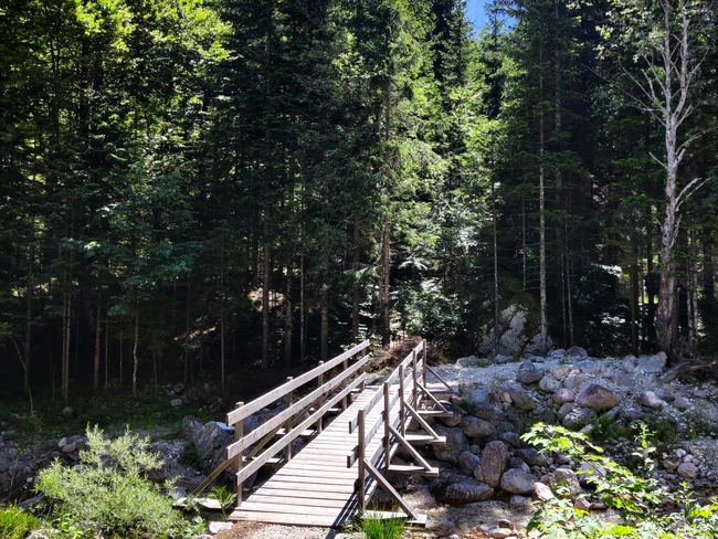 Een houten brug in de wandelroute naar bergpas Vršič in Slovenië.