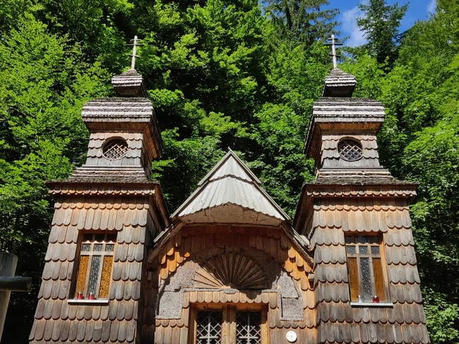 Een houten door Russische krijgsgevangen gebouwde kerk is een van de attracties langs de wandelroute naar bergpas Vršič.