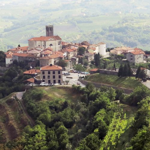 middeleeuwse dorpje Smartno in Brda in Slovenië, bron Mijn Slovenië