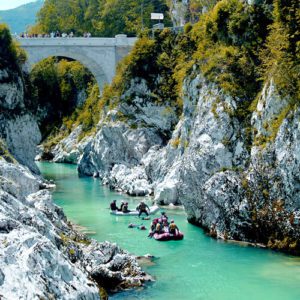 brug over Soca rivier in Slovenië