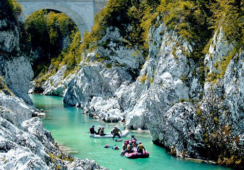 brug over Soca rivier in Slovenië