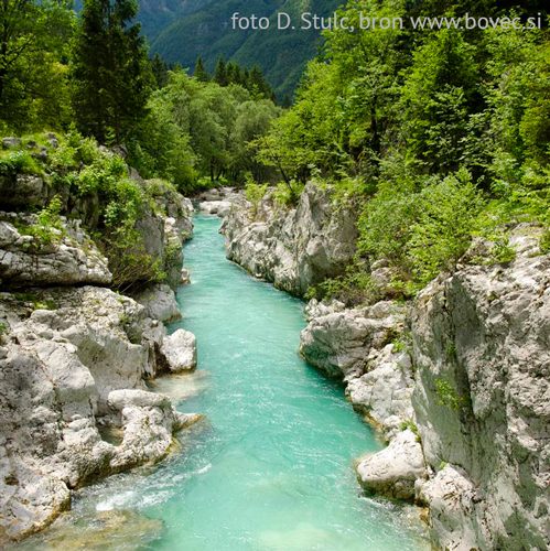 kloven en bruggetjes van Soca wandelpad bij Bovec in Slovenie; bron www.bovec.si